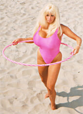 Lolo Ferrari in dem Film Camping Cosmos von Jan Bucquoy Lolo Ferrari, süchtig nach Schönheitsoperationen